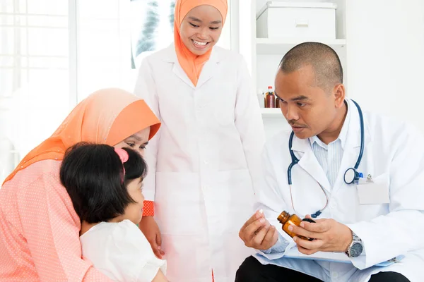 Arzt gibt Kindern Medikamente — Stockfoto