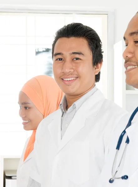 Equipe médica asiática feliz — Fotografia de Stock