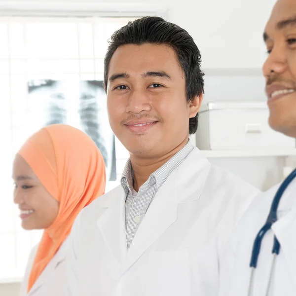 Щасливі азіатських лікарів — стокове фото