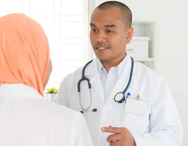 Medical doctor talking with nurse — Stock Photo, Image