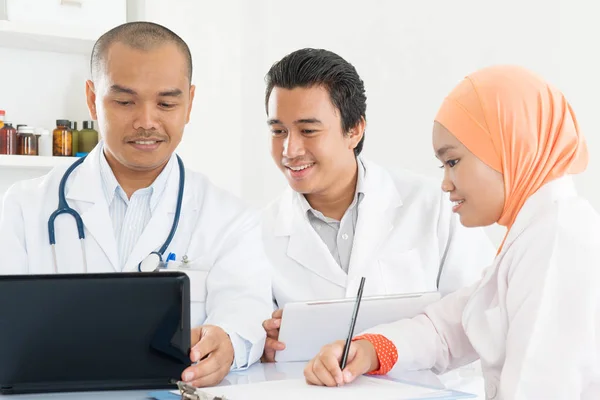 Medische teamvergadering bij ziekenhuis kantoor. — Stockfoto