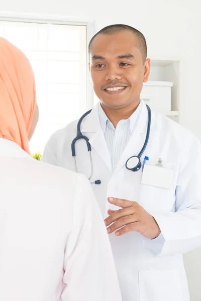 Medical doctor discussing with nurse — Stock Photo, Image