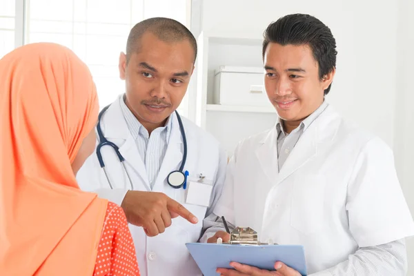 Médico e paciente . — Fotografia de Stock