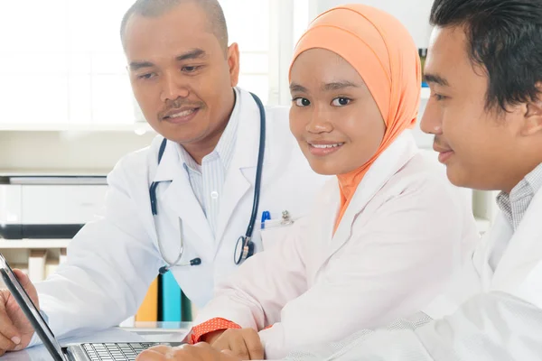 Medical doctors discussing at hospital office. — Stock Photo, Image