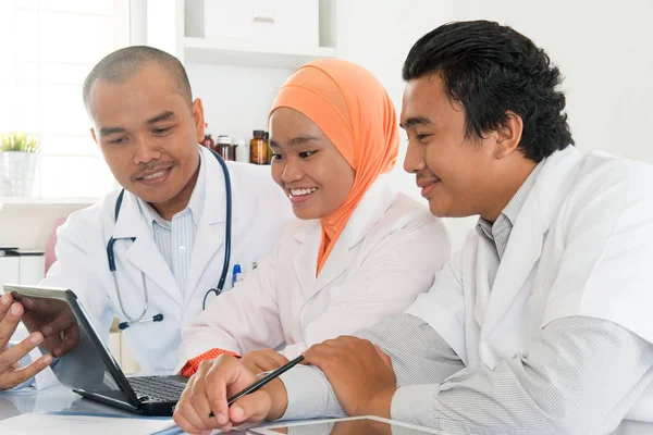 Médicos asiáticos discutindo no escritório do hospital . — Fotografia de Stock