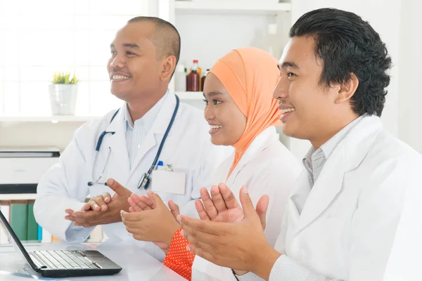 Asiatische Ärzte klatschen in die Hände — Stockfoto