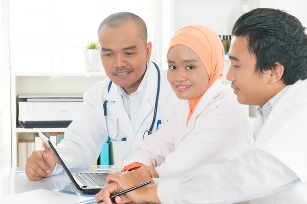 Medical team discussing at hospital office. — Stock Photo, Image