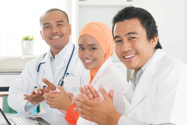 Médicos aplaudiendo —  Fotos de Stock