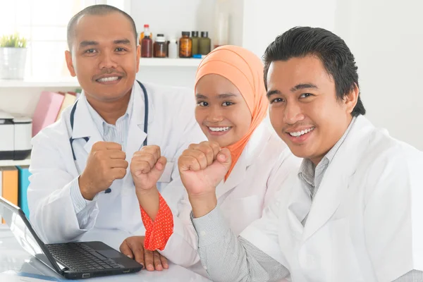 Medical doctors celebrating success — Stock Photo, Image