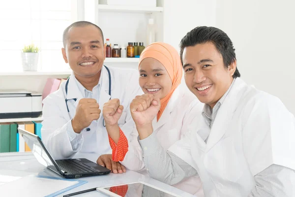 Médicos asiáticos celebrando o sucesso — Fotografia de Stock