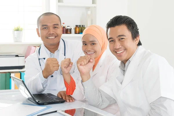 Asian doctors celebrating success — Stock Photo, Image