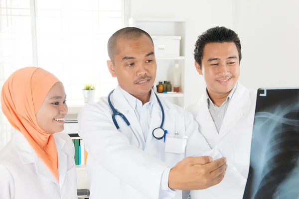 Equipo médico verificando la imagen de rayos X —  Fotos de Stock