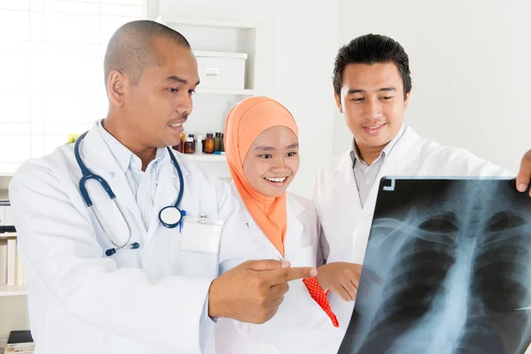 Médicos verificando a imagem de raios-x — Fotografia de Stock