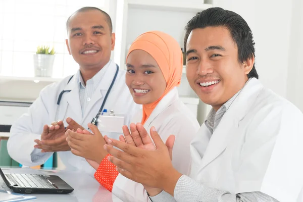 Медичні лікарі плескають руками — стокове фото