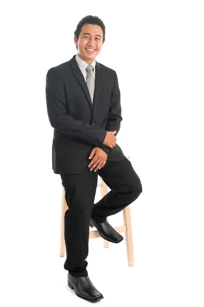 Азиатский бизнесмен сидит на стуле — стоковое фото