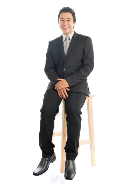 Corpo inteiro Asiático empresário sentado na cadeira — Fotografia de Stock
