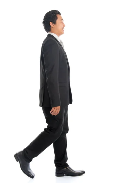 Vista lateral Homem de negócios asiático andando — Fotografia de Stock