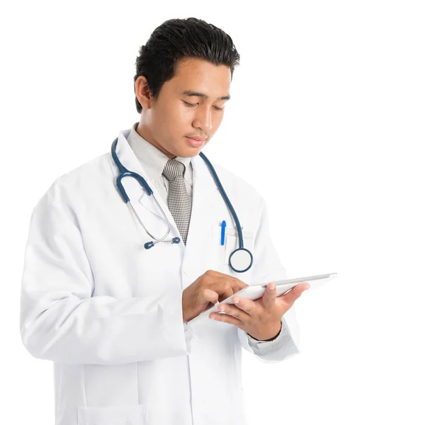 Медичний лікар за допомогою планшетного ПК — стокове фото
