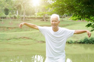 Yaşlı adam pratiği Çigong Park 