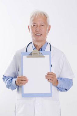 Tıp doktoru gösteren sağlık raporu