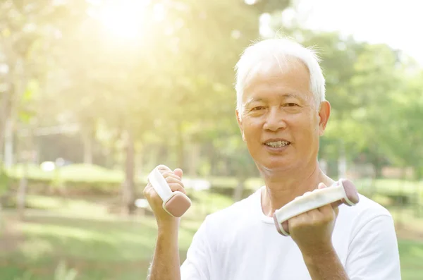 Personas mayores hacen ejercicio al aire libre —  Fotos de Stock