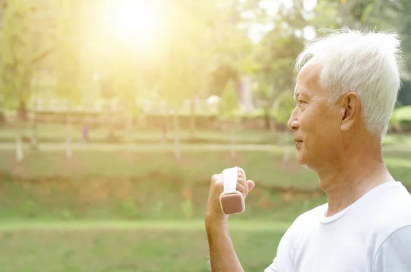 Asian old man workout outdoor — Stock Photo, Image