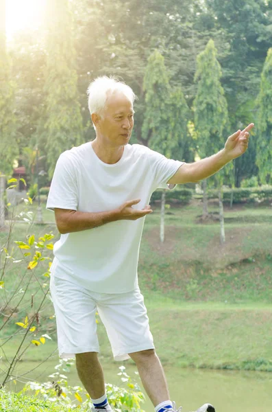 Old people workout outdoor — Stock Photo, Image