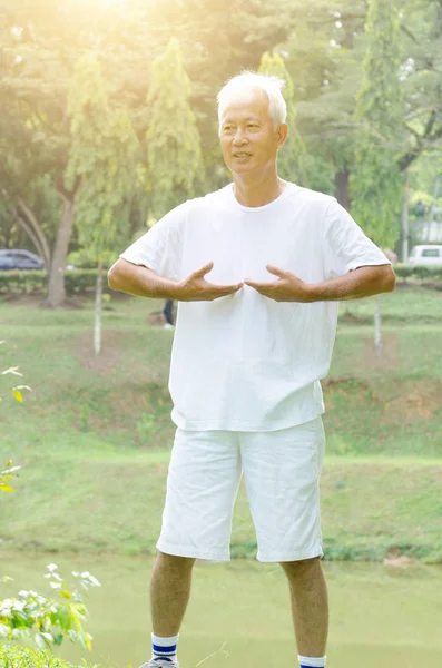 Old man workout outdoor — Stock Photo, Image