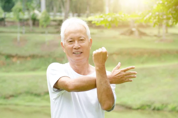 Old people stretching outdoor — Stock Photo, Image