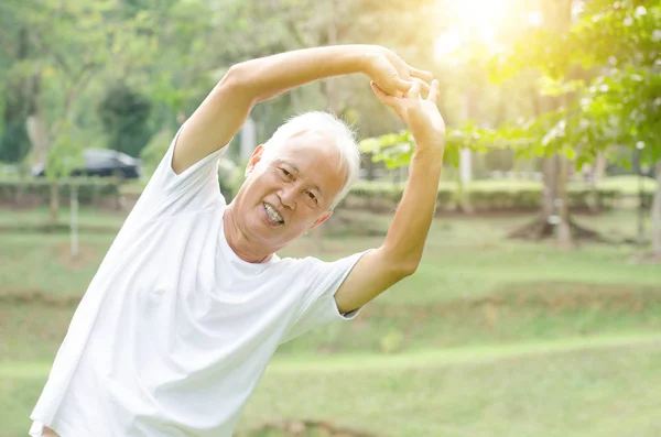 Old man stretching outdoor — Stock Photo, Image