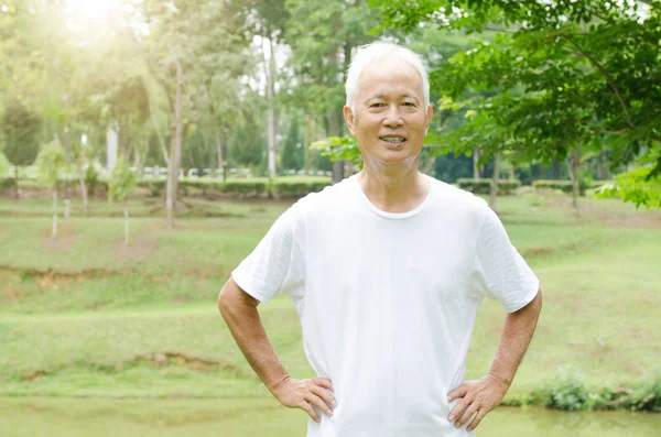 Feliz asiático viejo hombre al aire libre retrato —  Fotos de Stock