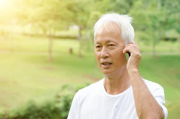 Asian old man calling phone — Stock Photo, Image