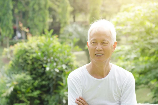 Gelukkig Aziatische oude man bij outdoor — Stockfoto