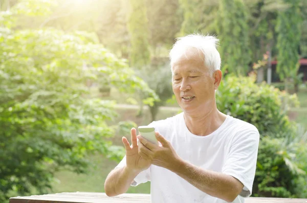 Asian old man on the phone — Stock Photo, Image