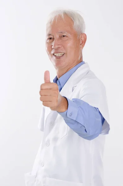 Starý muž v laboratorní plášť dává palec — Stock fotografie