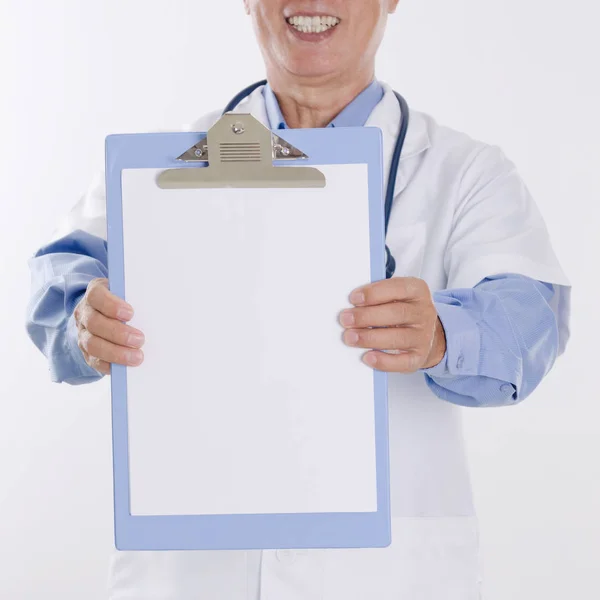 Médico segurando relatório de saúde — Fotografia de Stock