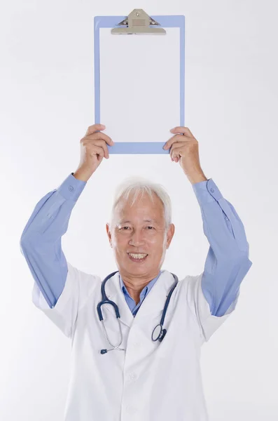 Médico asiático mostrando relatório de saúde — Fotografia de Stock