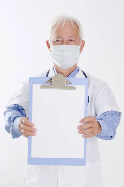 Arzt mit Gesichtsmaske zeigt Gesundheitsbericht — Stockfoto