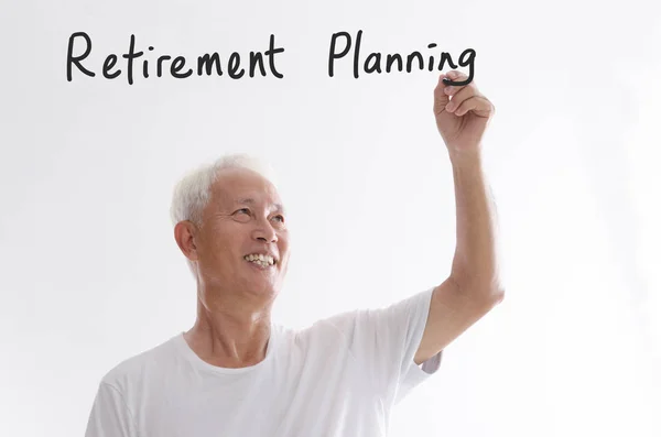 Velho homem asiático escrevendo planejamento de aposentadoria — Fotografia de Stock
