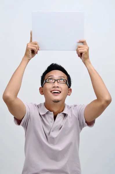 Asiático homem segurando cartão em branco — Fotografia de Stock