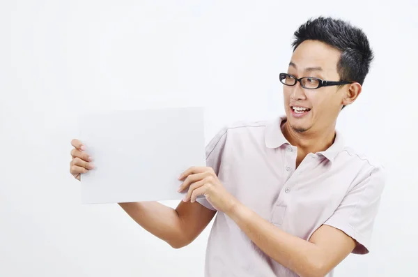 Homem asiático segurando cartão de papel branco — Fotografia de Stock