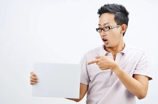 Hombre asiático sosteniendo pancarta — Foto de Stock