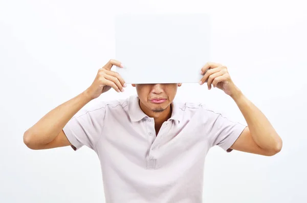 Azjatycki człowiek trzymając papier puste karty krycia twarz — Zdjęcie stockowe