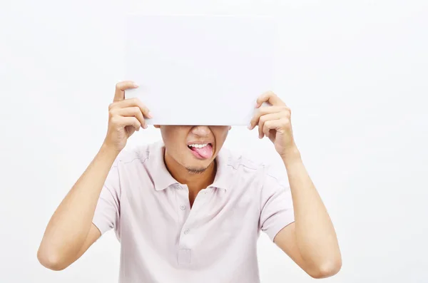 Aziatisch mens tong uit het Witboek kaart voor ogen te houden — Stockfoto