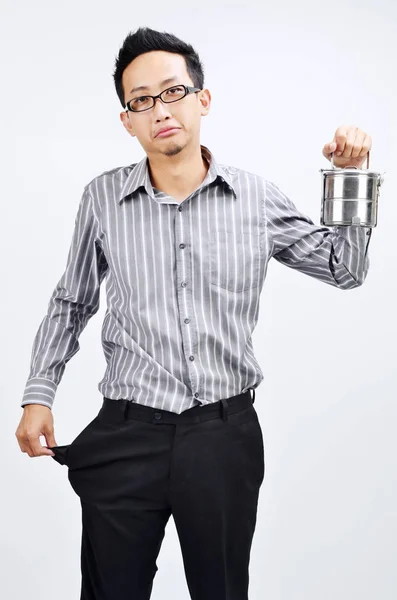 Prázdné kapsy asijský podnikatel a oběd box — Stock fotografie