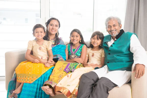 Família indiana de cinco sorrisos na câmera — Fotografia de Stock