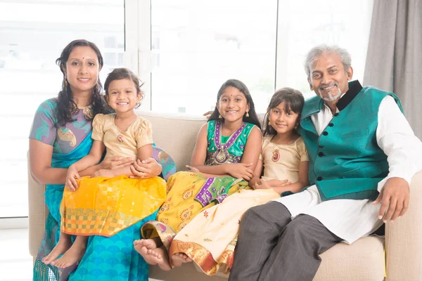 Portrait famille de cinq sourire à la caméra — Photo