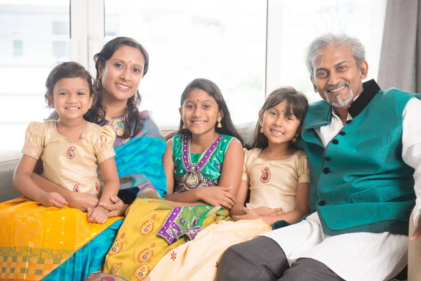 Famiglia di cinque sorriso a macchina fotografica — Foto Stock