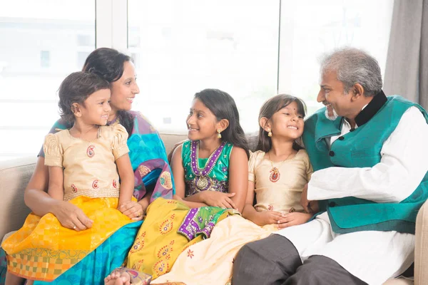 Família indiana dentro de casa retrato — Fotografia de Stock