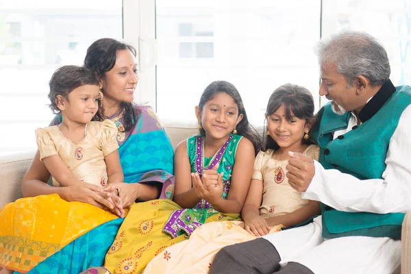 Família indiana feliz dentro de casa — Fotografia de Stock